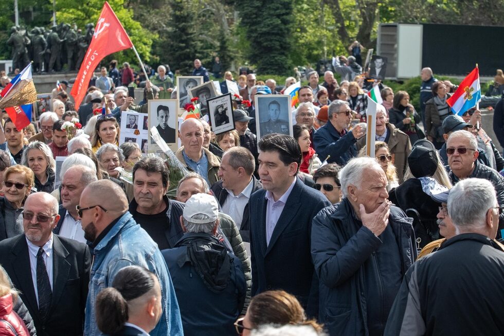 Шествието на "Безсмъртния полк" тази година не бе позволено от Столичната община, но организаторите му го проведоха. Някои носеха портрети на загинали съветски войници, но имаше и на български. Потомците им обясниха, че те са воювали в Сърбия и Унгария по пътя към Берлин.