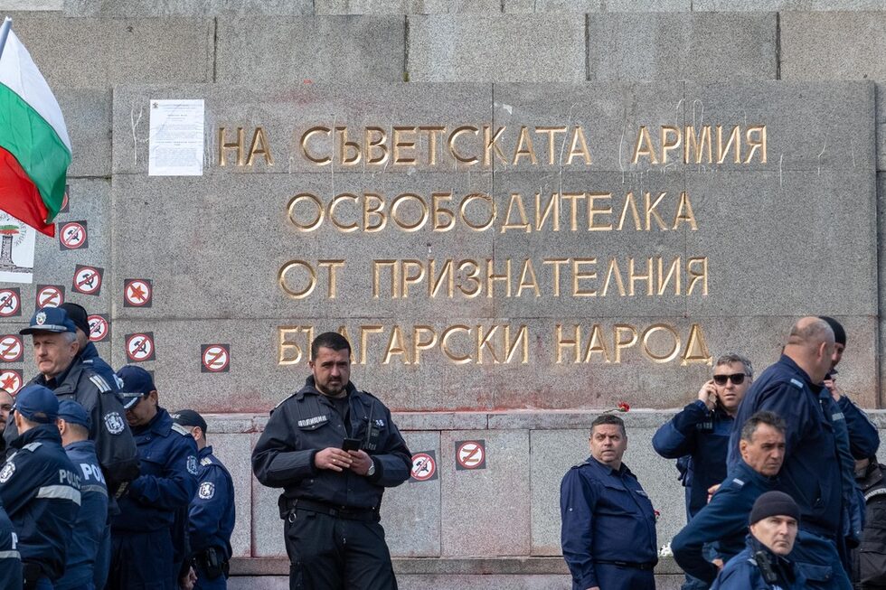 Ден преди честването на 9 май по инициатива на БСП-София бе възстановена <a href="https://www.dnevnik.bg/bulgaria/2023/02/27/4454317_mujut_schupil_plochata_na_pametnika_na_suvetskata/" target="_blank">плочата с надписа на паметника</a>, счупена от гражданин през февруари, който оспорва, че надписът отговаря на историческата истина.<br /><br />По решение на Столичния общински съвет от 9 март монументът трябва да бъде преместен в музея на тоталитарното социалистическо изкуство, но последната дума е на областния управител на София, тъй като съоръжението е държавна собственост.