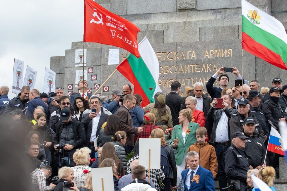 Фотогалерия: Русофили и националисти се освиркваха пред Паметника на Съветската армия