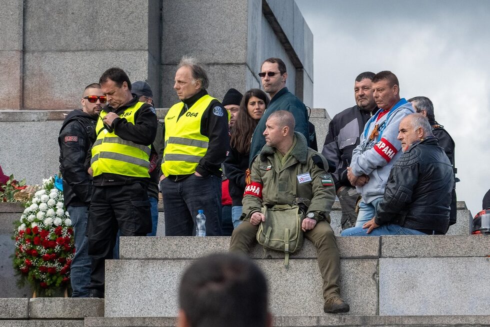Фотогалерия: Русофили и националисти се освиркваха пред Паметника на Съветската армия