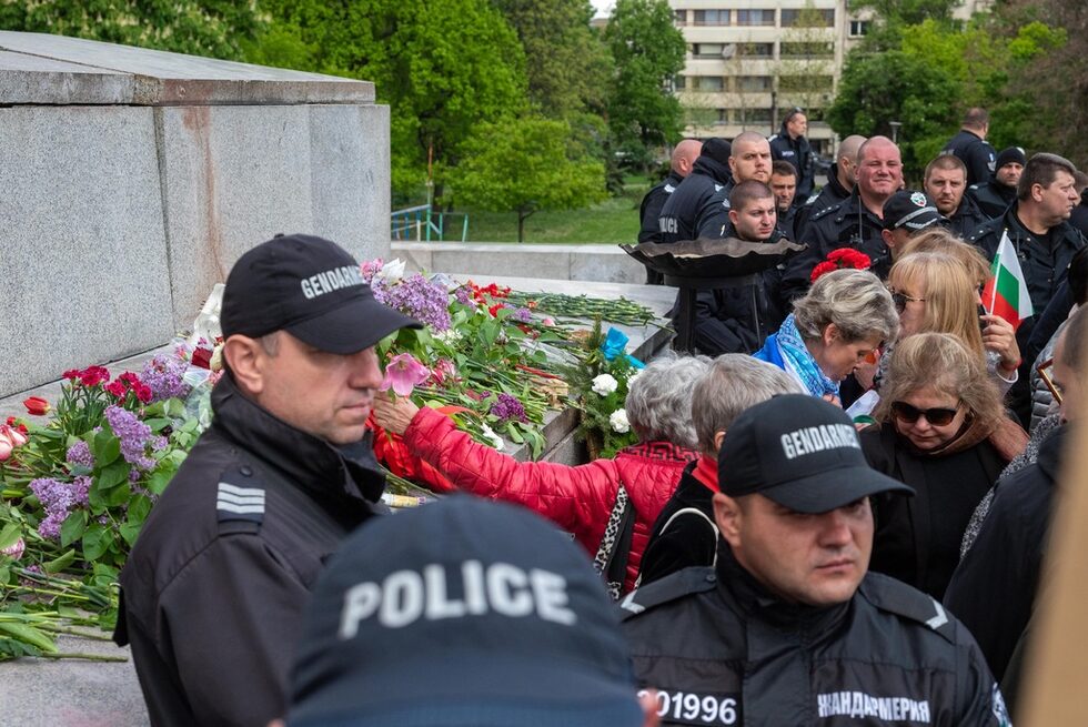Фотогалерия: Русофили и националисти се освиркваха пред Паметника на Съветската армия
