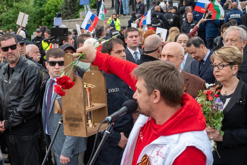 Поздравление на руски език към "двата наши братски народа", отправи и представител на "Народный фронт", дошъл специално за честването. "Народен фронт" е общественополитическа организация, създадена през 2011 г. по инициатива на Владимир Путин - премиер на Русия по това време