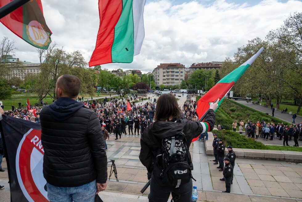 Фотогалерия: Русофили и националисти се освиркваха пред Паметника на Съветската армия