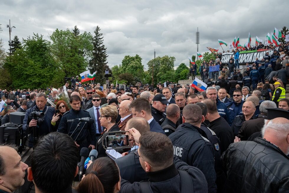 Фотогалерия: Русофили и националисти се освиркваха пред Паметника на Съветската армия