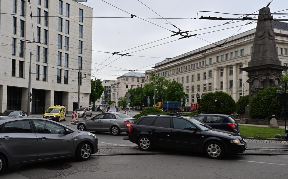 Започналият <a href="https://www.dnevnik.bg/gradska_sreda/2023/05/09/4480962_ot_utre_dvijenieto_okolo_pametnika_na_vasil_levski_se/" target="_blank">ремонт на асфалта </a>от западната страна на паметника на Васил Левски доведе до хаос и задръствания от коли. Те минават двупосочно от източната страна. Причината не е само в стесненото платно, но и в бездействието на общината и "Пътна полиция". Сложени са предупреждения, че платното се стеснява, но не и указващи знаци откъде шофьорите трябва да минават.