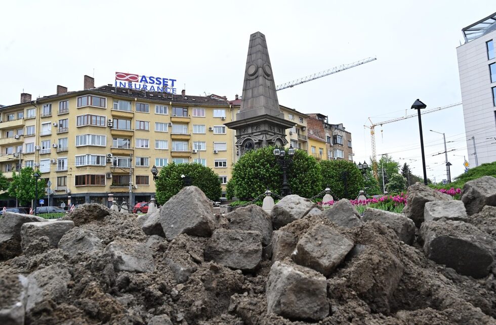 Фотогалерия: Хаос около Паметника на Васил Левски в София заради липса на пътни знаци
