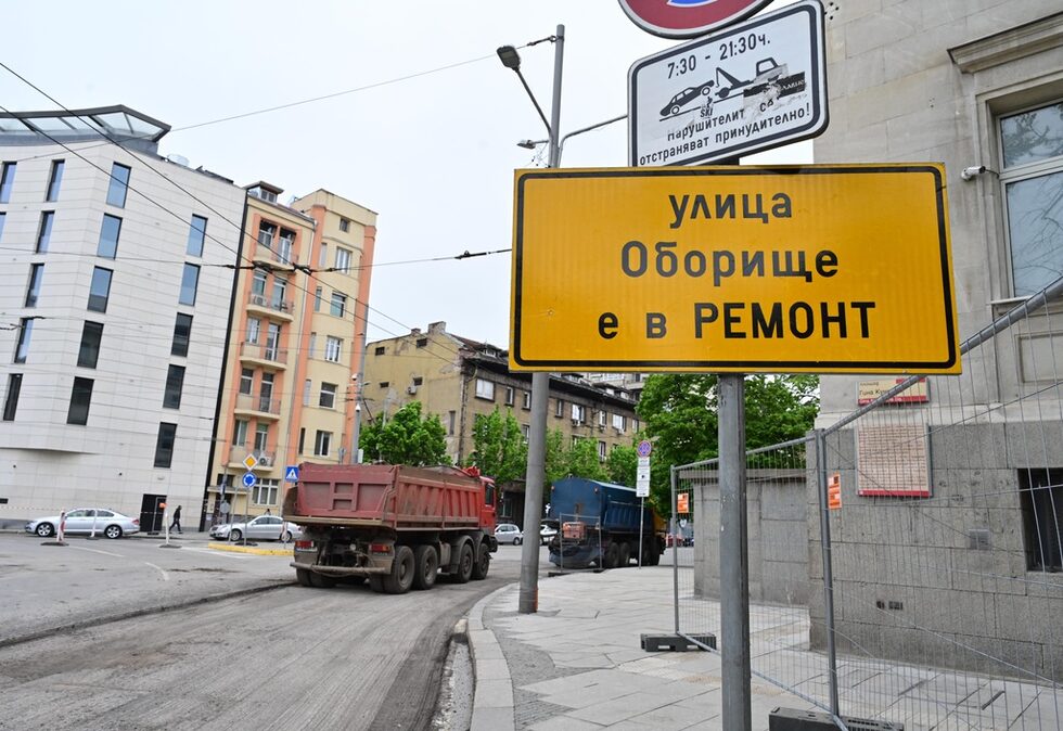 Фотогалерия: Хаос около Паметника на Васил Левски в София заради липса на пътни знаци