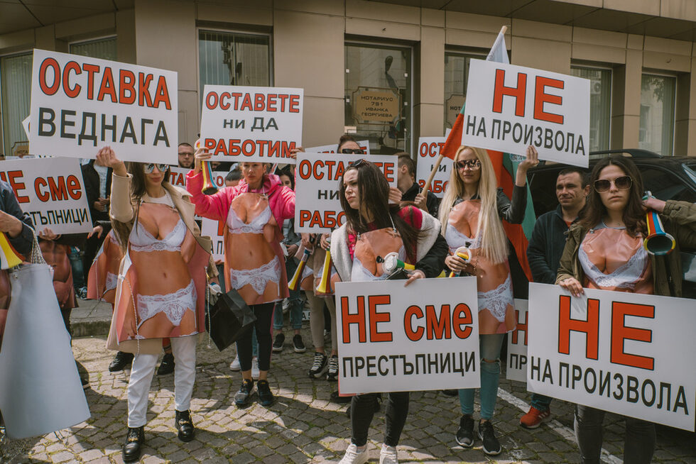 Работещи в заведения и граждани се събраха на протест пред сградата на Областната дирекция на полицията в Пловдив.<br /><br />Протестът под надслов "Няма да търпим" е срещу акцията на служители на МВР в местна дискотека миналата седмица, когато 400 посетители на нощен клуба бяха разсъбличани и обискирани.