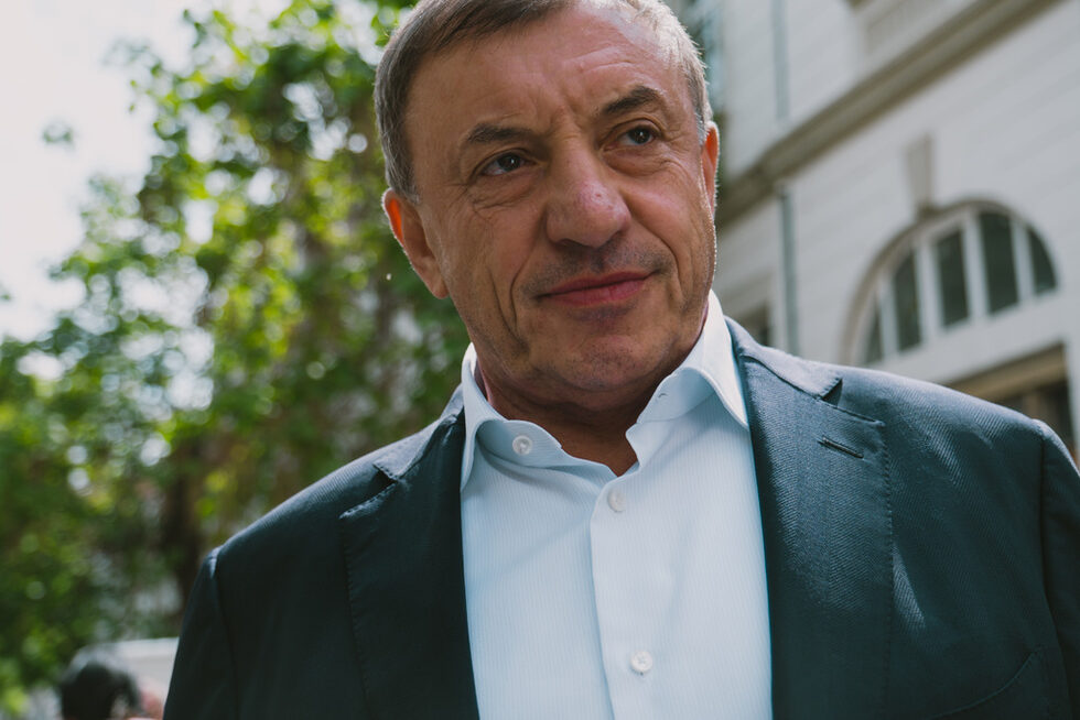 Алексей Петров беше изпълнителен директор на Съюз за стопанска инициатива, един от основателите на застрахователната компания "Лев инс" през 90-те години на ХХ в. и сочен за неин реален собственик. Той беше арестуван в първия мандат на ГЕРБ в шумната <a href="https://www.dnevnik.bg/bulgaria/2010/02/10/856050_operaciia_oktopod_stigna_do_aleksei_petrov/" target="_blank">операция "Октопод"</a>, но <a href="https://www.dnevnik.bg/bulgaria/2021/07/19/4234093_sled_11_godini_deloto_oktopod_prikljuchi_s_dve_uslovni/" target="_blank">делото приключи с оправдателни присъди</a>. С името му беше свързан и законодателен проблем от миналия парламент с промени в Кодекса за застраховането, зарлади които се заговори <a href="https://www.dnevnik.bg/politika/2023/02/06/4446482_kak_koaliciiata_aleksei_petrov_moje_da_provali/" target="_blank">за "коалиция Алексей Петров".</a><br /><br />В момента е ръководител на катедра "Политически науки и национална сигурност" в Пловдивския университет, където обяви, че развива и магистърска програма по "Национална, регионална сигурност и геополитически анализи" с помощта на израелски експерт. <br /><br />Пред БНР той каза, че е на протеста в лично качество: "Оставам с разбирането, че тази акция е насочена към бизнеса на тези хора. Смятам, че се използва държавната машина за елиминиране на конкурент или на неудобния".