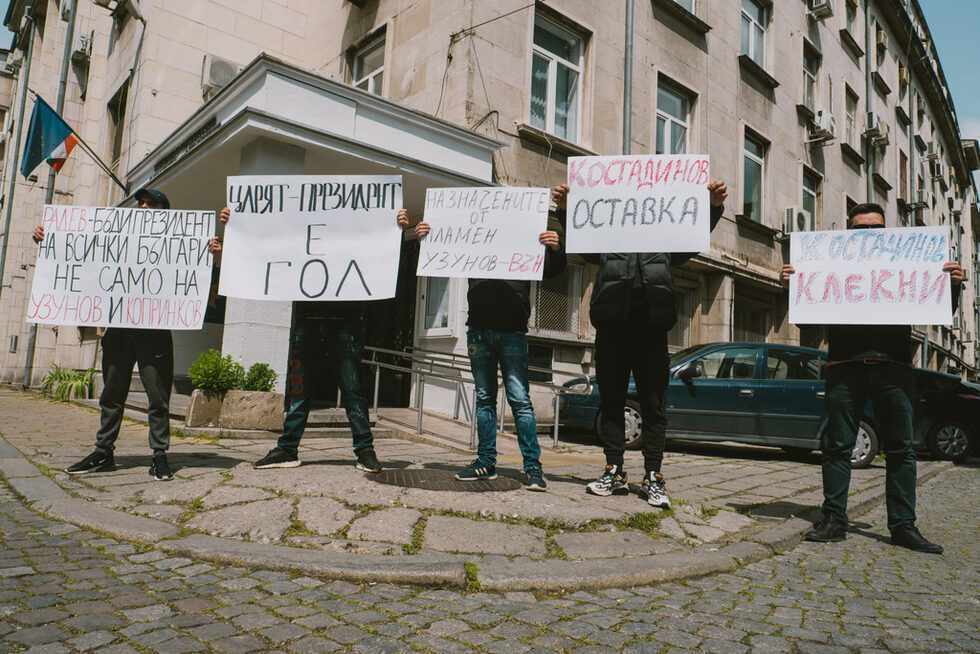 Протестиращите носеха плакати с надписи "Оставете ни да работим", "Не сме престъпници", "Не на произвола", "Оставка, веднага", а някои от тях бяха сложили "голи" престилки.