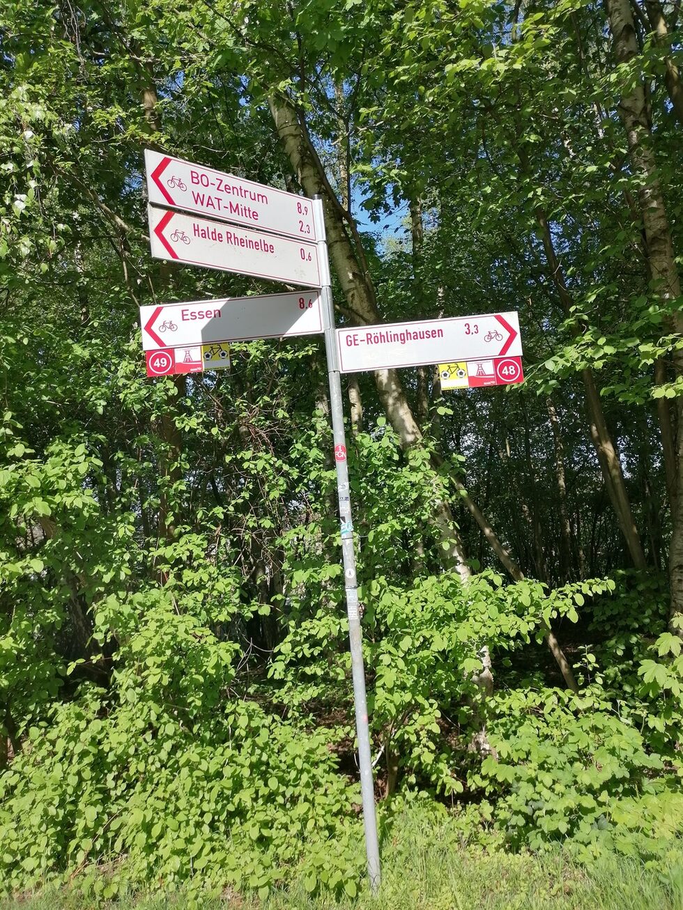 Вътрешните за мината трасета за придвижване и пренос на въглищата днес са екопътеки, по които на колело или пеша може да се стигне до близките селища.