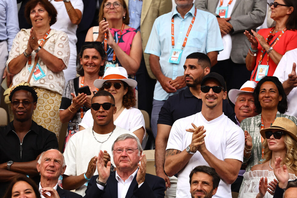 На трибуните бяха и футболните звезди Килиан Мбапе и <a href="https://www.dnevnik.bg/sport/2023/06/05/4491525_zlatan_ibrahimovich_obiavi_krai_na_futbolnata_si/" target="_blank">Златан Ибрахимович</a>.