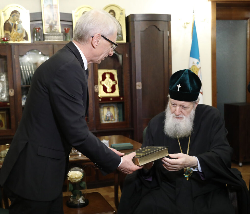 Белоградчишкият епископ Поликарп е изразил надежда, че държавата ще подкрепи финансово изграждането на големия храм "Св. Стефан" в Южния парк в столицата, тъй като собствените средства на църквата и събраните дарения не са достатъчни.<br /><br />Патриарх Неофит е подарил Библия на премиера с пожелание в трудни моменти да намира в нея отговори на важните въпроси. Същия дар ще получат всички министри в правителството.