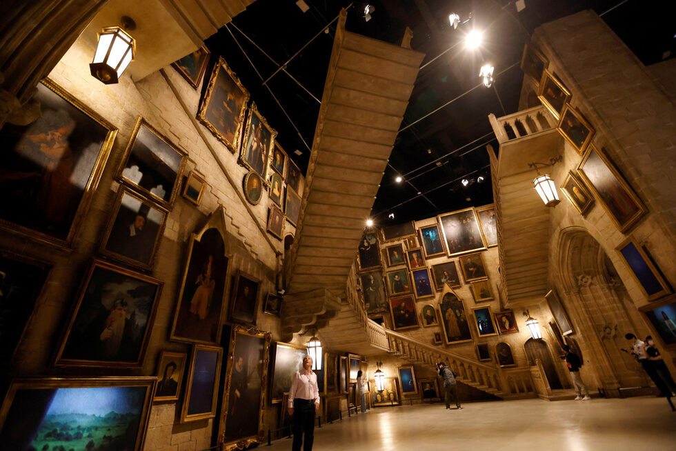 Това лято Токио ще стане още по-вълшебен с откриването на Warner Bros. Studio Tour Tokyo - The Making of Harry Potter.<br /><br />Дизайнът на тази вълнуваща нова атракция в света на магьосниците черпи вдъхновение от своя аналог - Warner Bros. Studio Tour в Лондон.