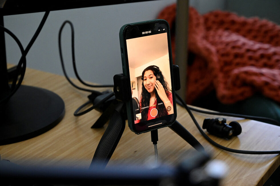 В един от видеоклиповете на Друтман в TikTok се обяснява как хората могат да се възползват от данъчни облекчения, за да направят енергийно ефективни промени в домовете си, а в друг се посочва международен доклад за изменението на климата, който показва, че не е твърде късно държавите да предприемат мерки за борба с затоплянето на планетата.<br />