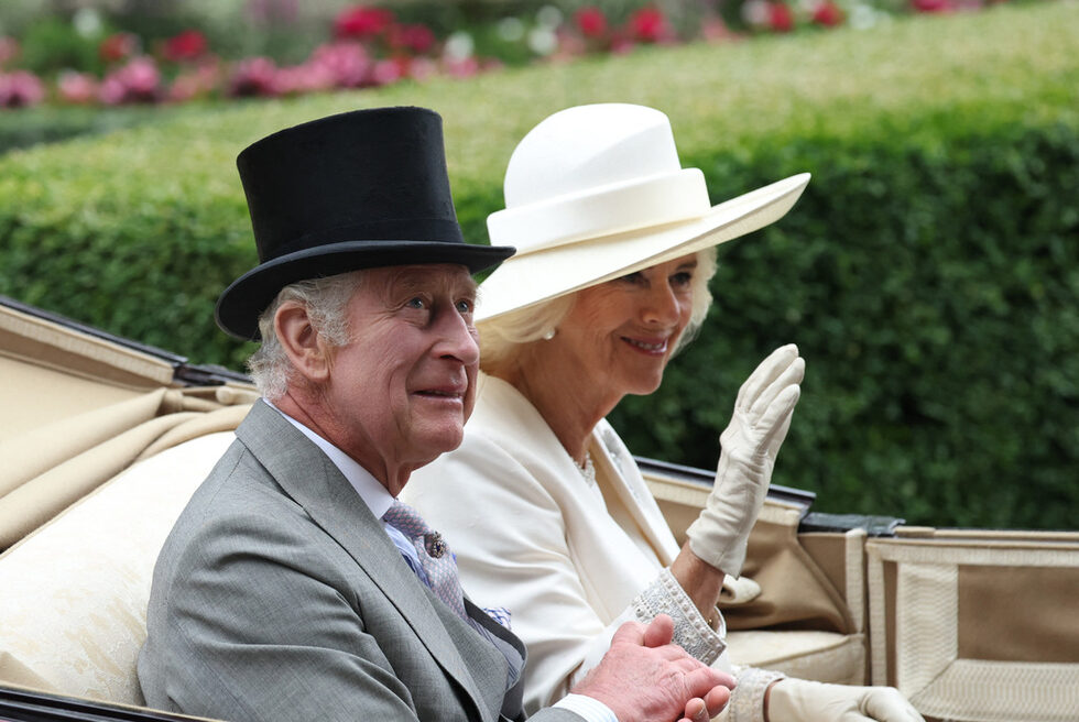 Кралската процесия е традиция в Royal Ascot, която съществува от 1825 г. насам.<br /><br />Началото ѝ е поставено от крал Джордж IV, който повежда четири други карети с членове на кралското семейство и след това дефилира пред зрителите, преди да заеме позицията си на наблюдател.<br /><br />Каретите са известни като Ascot Landaus и разполагат с четири места.<br /><br />Крал Чарлз и кралица Камила поведоха кралската процесия в първата карета заедно с херцога и херцогинята на Уелингтън, докато звучеше "God Save The King".<br />