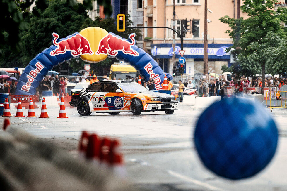 Дрифт състезанието Red Bull Car Park Drift събра хиляди зрители в центъра на София през уикенда. Надпреварата се проведе на бул. "Витоша". Шампион стана Стефан Цанков, който ще участва на световния финал в Доха (Катар) през декември.
