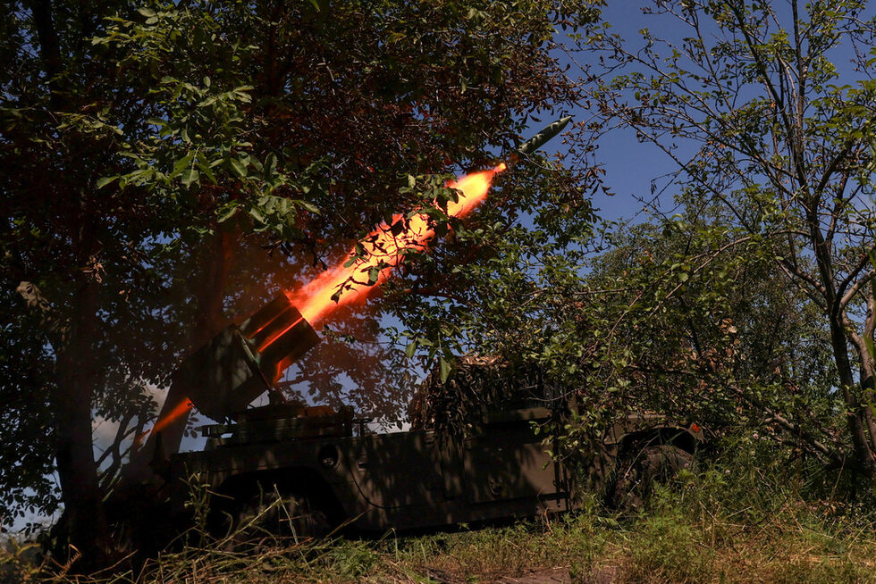 Украински военнослужещи изстрелват малък ракетен комплекс RAK-SA-12 по посока на руските войски близо до град Бахмут на фронтовата линия в Донецка област, Украйна.