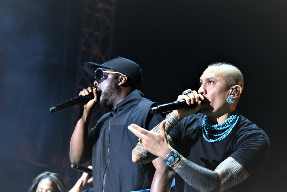 Над 8 хил. души посрещнаха американската група Black Eyed Peas в Бургас, съобщава БТА.