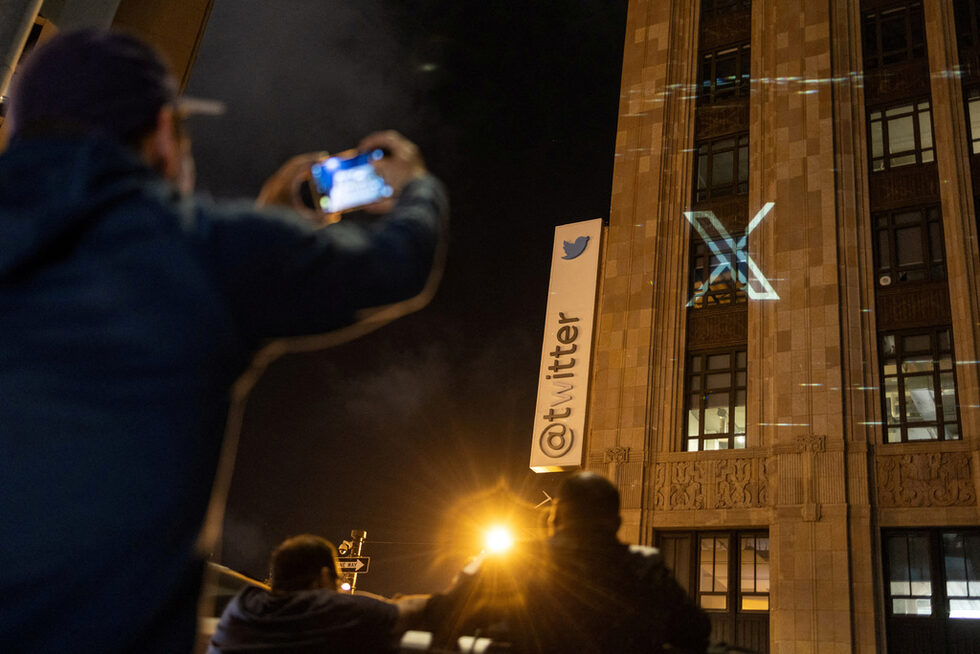 Новото лого на Twitter проектирано върху сграда в центъра на Сан Франциско, Калифорния, САЩ