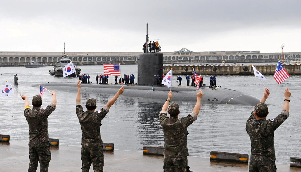 Американската ядрена подводница USS Annapolis е приветствана от южнокорейски военнослужещи при пристигането й във военноморската база на остров Чеджу, Южна Корея.