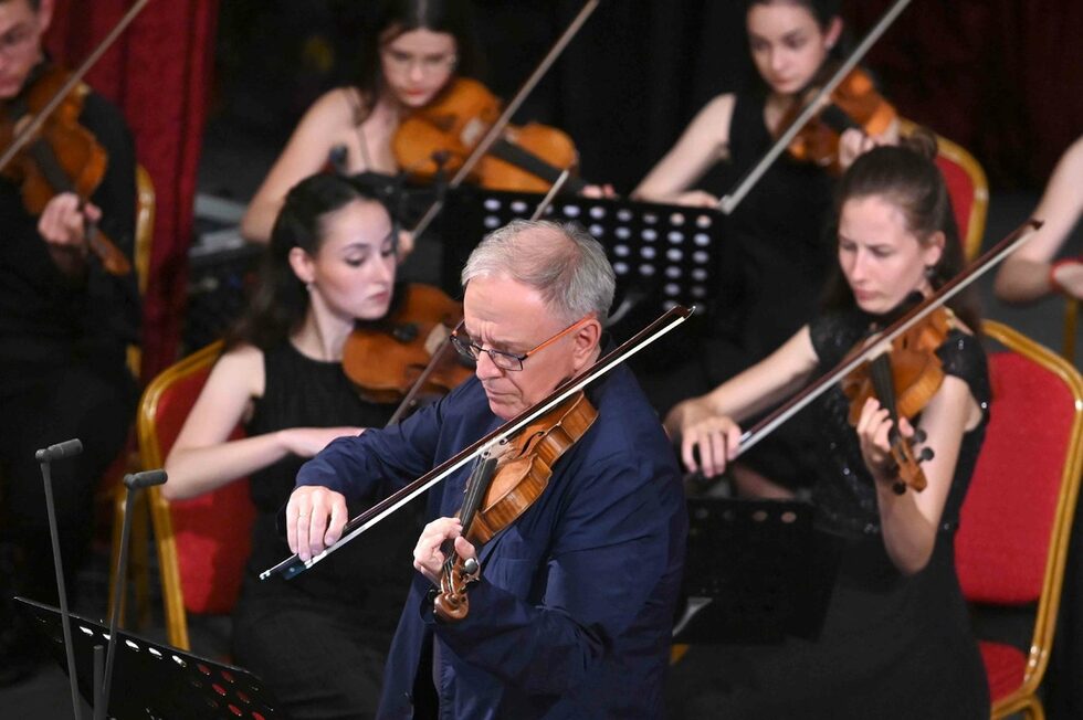 Два оркестъра се събират специално за фестивал "Алегра" всяка година. Единият от тях - The Next Generation Orchestra - е съставен от най-добрите участници в Академия "Алегра". Младите изпълнители изнесоха концерт, водени от проф. Борис Гарлицки, който същата вечер освен диригент бе концертмайстор и солист. Те изпълниха Serenata Notturna от Моцарт, Концерт за цигулка в ре минор от Менделсон и емоционалната Камерна симфония в до минор от Шостакович.