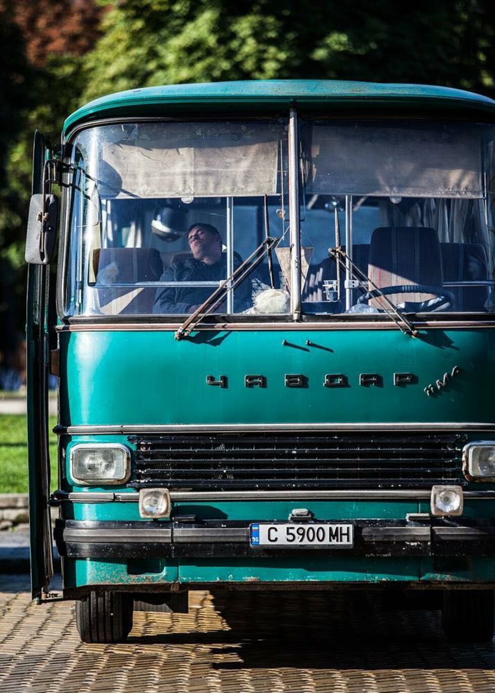 В продължение на вече 10 години Вихрен Георгиев снима хората на София.<br /><br /><em>Разговор с него прочетете <a href="https://www.dnevnik.bg/intervju/2023/08/05/4512562_vihren_georgiev_fotograf_iskam_horata_da_se_usmihvat/" target="_blank">тук</a>.</em>