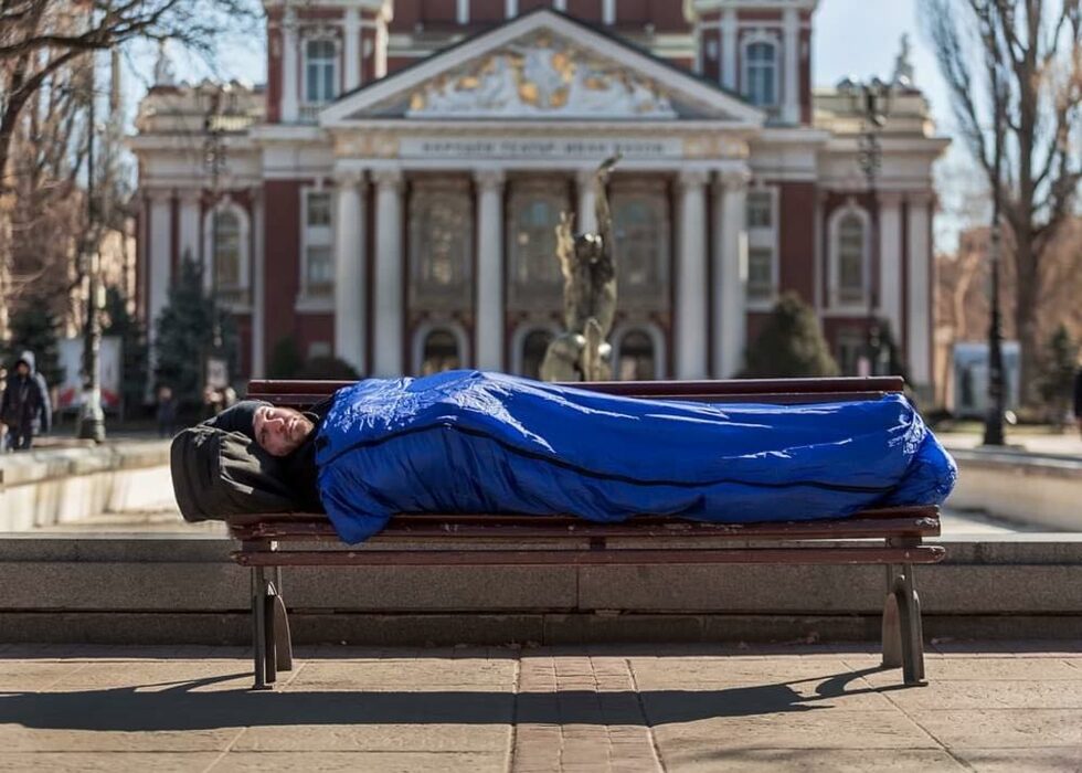 Никола Колев, който организира различни инициативи с благотворителна цел. На 28 февруари пренощува пред Народения театър "Иван Вазов", за да привлече общественото внимание към проблема с бездомните хора.