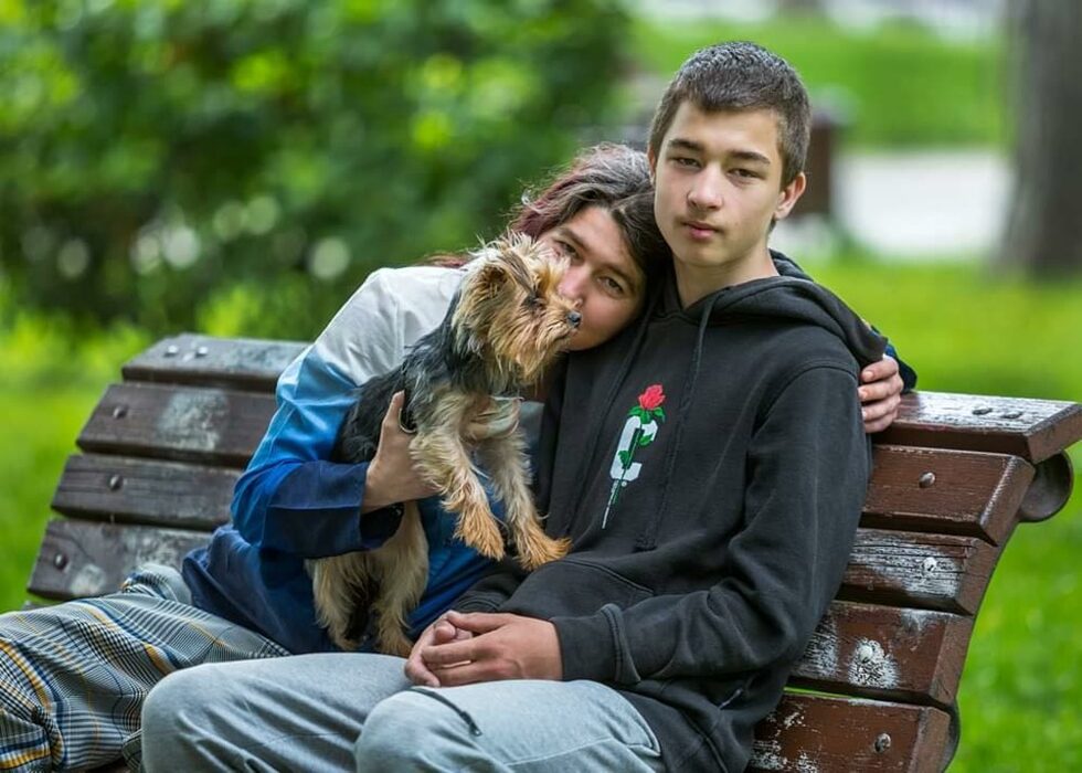 Десислава Димитрова и нейният син. Тя е диагностицирана с болестта на Хънтингтън и иска възможно най-много хора да научат какво представлява заболяването; да са информирани, че когато някой не се движи нормално, не означава, че е пиян.