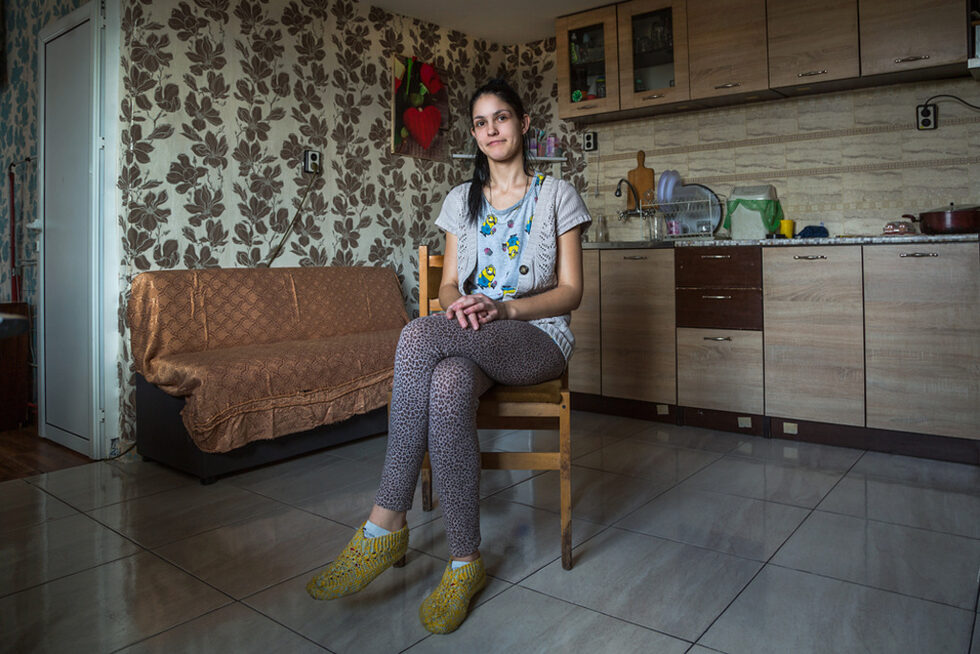 Гергана, която ражда първото си дете на 14 години. Тя е част от проекта "Младите майки", който разказва историите на жени, които са родили под 18-годишна възраст. Целите, които си поставя проектът са, от една страна, да покаже живота на младите момичета, а от друга, специалистите, които им оказват помощ и подкрепа, а също и хората, които работят на терен, за да се намали ранната бременност.