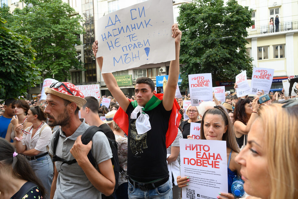 Демонстрации в подкрепа на <a href="https://www.dnevnik.bg/bulgaria/2023/07/30/4513010_prokuraturata_rabotela_ejeminutno_po_sluchaia_s/" target="_blank">обезобразеното 18-годишно момиче от Стара Загора</a> се проведоха в цялата страна. Най-многолюдни бяха шествията пред съдебните палати в София и Стара Загора. Те привлякоха десетки хиляди души, сред тях предимно млади хора.<br /><br />Гражданите настояваха и за съдебна реформа, която да гарантира справедливост и по-бързо правораздаване.<br /><br />Всичко най-важно за разследването, мерките за обвинения и развитието на случая - <a href="https://www.dnevnik.bg/temi/nasilieto_nad_momiche_v_stara_zagora/" target="_blank">четете тук</a>.<br /><br />На снимката: Послания от протеста в София
