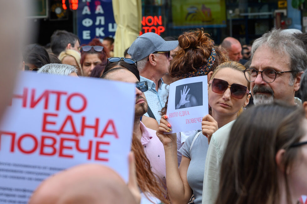 "Няма да търпим повече нито насилие над жени, нито насилие основано на пола. Няма да допуснем нито една повече да бъде тормозена, убивана, преследвана и рязана", каза и Кристина Петкова от "Продължаваме промяната - Демократична България", която бе дошла на протеста с дъщеря си и не в ролята си на депутат.