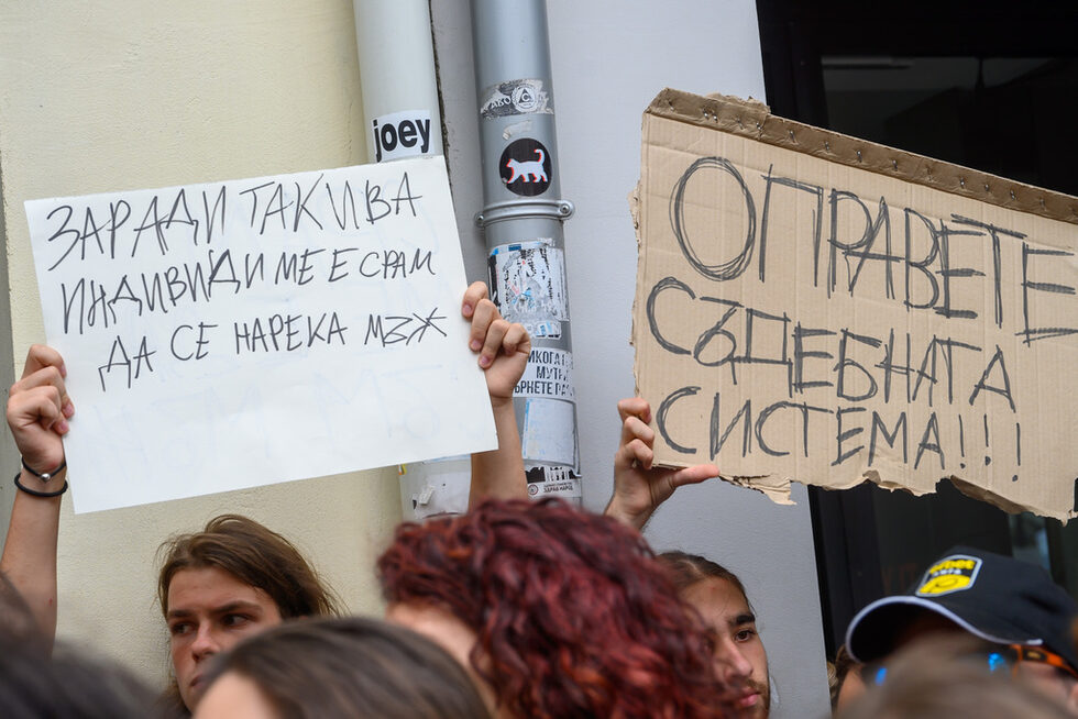 Многократно на протеста се чуха призиви за оставка на съдебния състав от Старозагорския окръжен съд, който е освободил от ареста извършителя и е приел като основание експертно заключение, в което 21 порезни рани са определени като лека телесна повреда. Според Емили само така може да се извърши реформа и някаква промяна в съдебната система. "Искаме справедливост", казва тя.