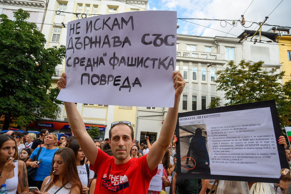 "Има нужда от фундаментална, обществена промяна, която да показва нетърпимост към този тип агресия. Властите си затварят очите, някой покровителства някого и остава едно усещане за неразбиране на проблема", казва Пламен от снимката.<br /><br />Според него държавата разполага със законов апарат, но той трябва да започне да се прилага най-сетне, защото иначе няма смисъл от нови закони.