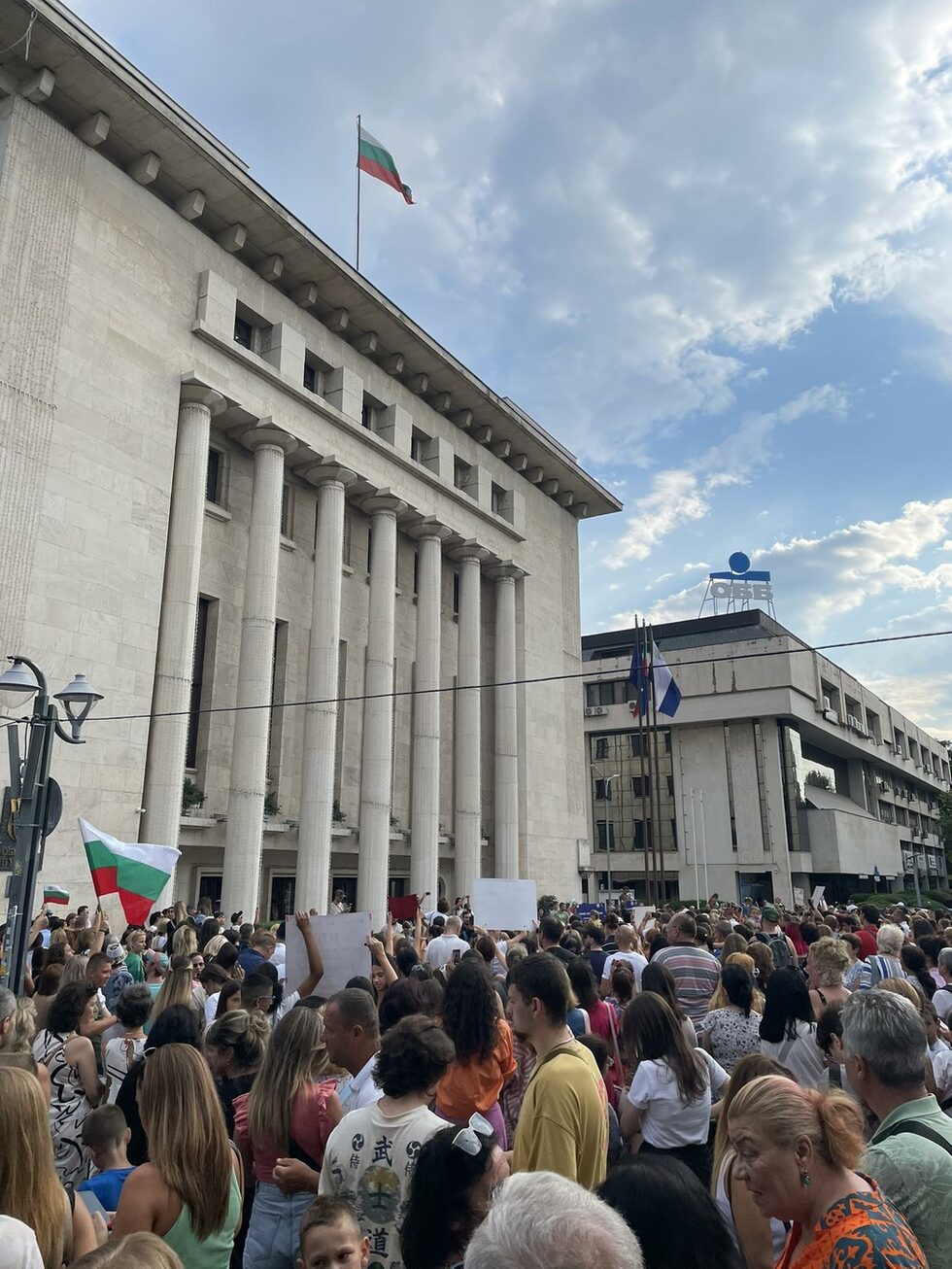 "Не си сама": Десетки хиляди излязоха в подкрепа на обезобразеното момиче от Стара Загора