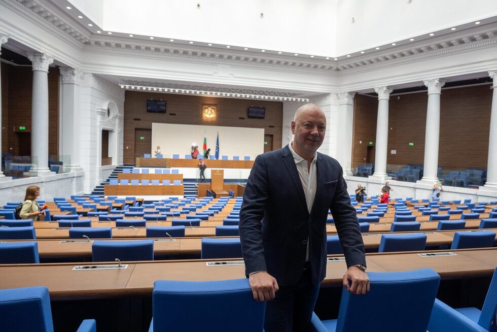 Според Росен Желязков с изключение на "Има такъв народ" останалите парламентарни групи са били съгласни с преместването на парламента в бившия Партиен дом.<br /><br />"Има доста сериозно политическо говорене по темата - още отпреди години - от гледна точка на духа, който витае в сградата. Смятаме, че парламентът с работата си трябва да променя атмосферата, а не атмосферата да влияе на народните представителите", каза Росен Желязков.