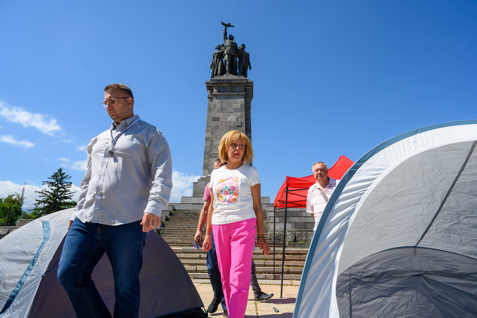 Представители на "Левицата" се активизираха, след като новото редовно правителство смени статута на обекта от публична в частна държавна собственост и обеща <a href="https://www.dnevnik.bg/politika/2023/08/07/4515413_za_vtori_put_premierut_shte_otgovaria_na_vuprosi/#4515537" target="_blank">"да съдейства с каквото трябва" </a>за преместването му от Княжеската градина.