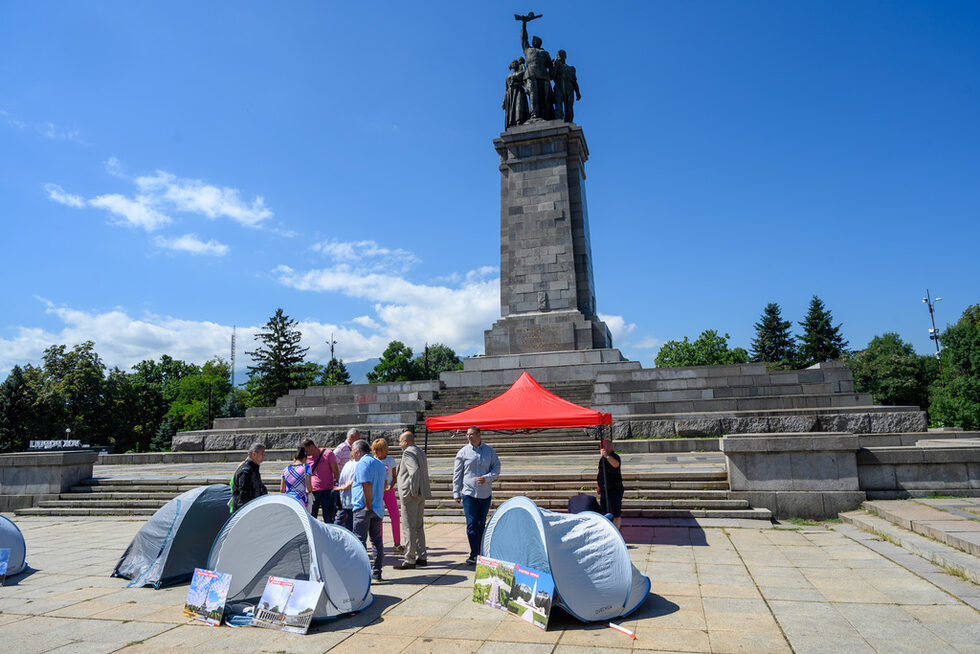 Инициаторите на палатковия лагер планират да останат на мястото докато опасността за преместването на паметника не отмине.