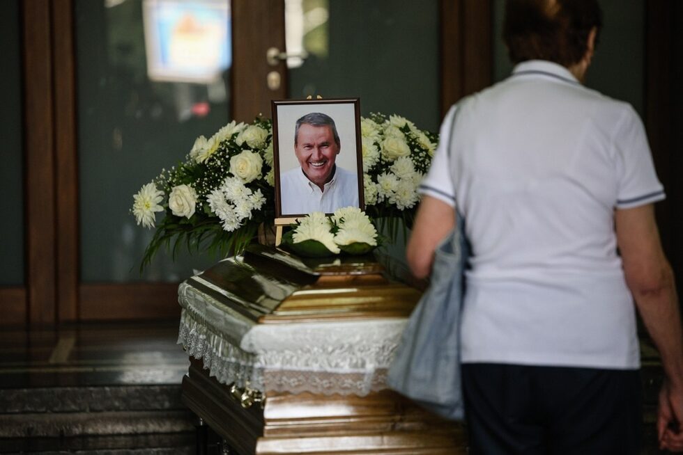 Десетки бивши и настоящи състезатели и деятели присъстваха на поклонението пред <a href="https://www.dnevnik.bg/v_pamet/2023/08/12/4517424_pochina_legendarniiat_basketbolist_atanas_golomeev/" target="_blank">Атанас Голомеев</a>. Легендарният български баскетболист почина на 12 август.<br /><br />През 2019 г. Голомеев беше приет в Залата на славата на ФИБА, като стана четвъртият българин в нея. Той е десеткратен шампион на България като играч и веднъж като треньор - на "Левски-Спартак" през 1986 г.
