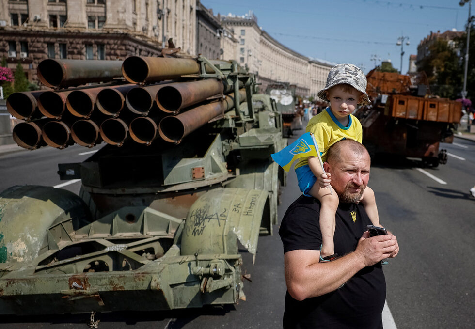Хората се разхождаха по булевард "Крешчатик" в центъра на столицата и се взираха в овъглените корпуси на бронираните бойни машини и други части от техниката, подредени в дълга редица като военен парад на мъртвите.