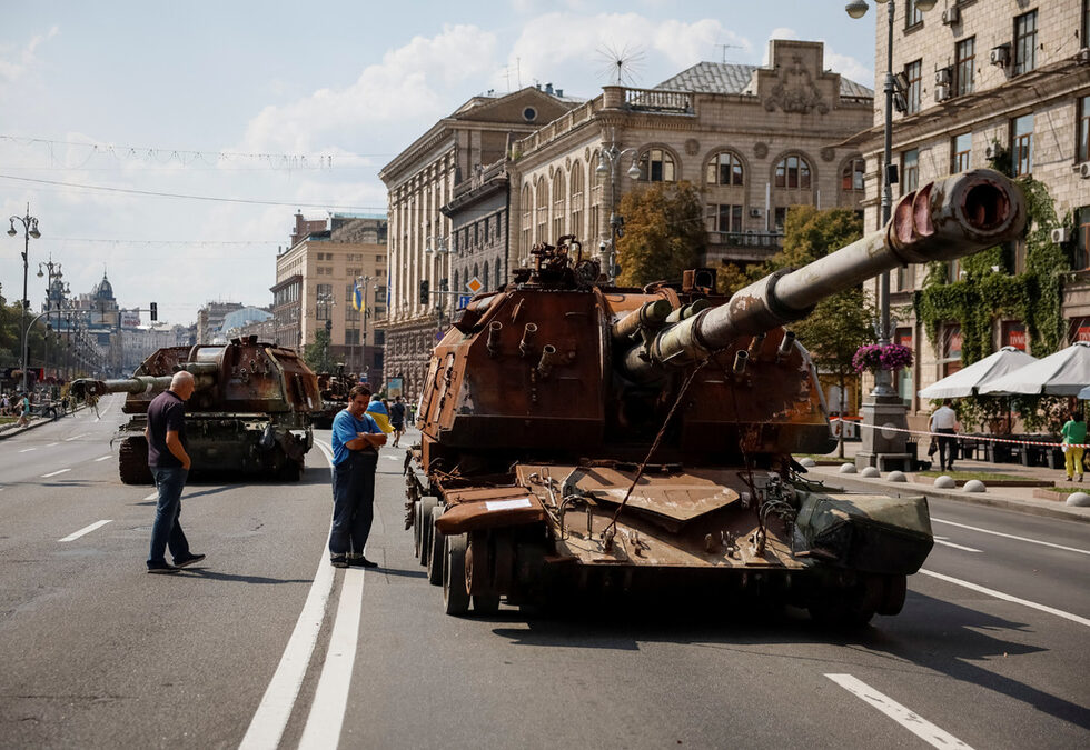 Те казват, че броят на загиналите украинци е държавна тайна, но американски официални представители, цитирани от в. "Ню Йорк таймс" миналата седмица, посочват, че броят на загиналите военнослужещи по време на войната е почти 70 хил., като между 100 хил. души и 120 хил. души са ранени.