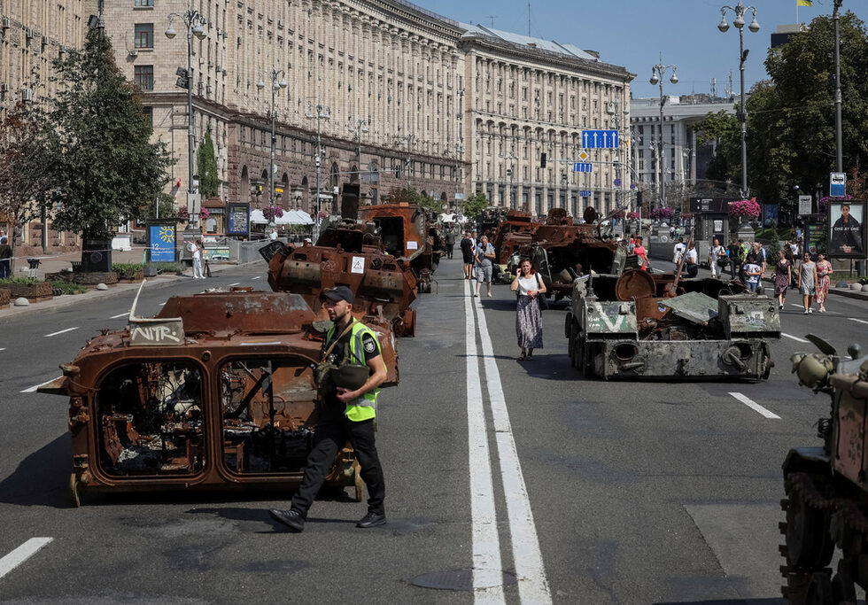 Микола Каплун, 74-годишен жител от централния град Виница, дошъл на гости на внучката си, каза, че е благодарен за подкрепата на Запада във войната, за която, както призна той, понякога има чувството, че се е проточила твърде дълго.<br />