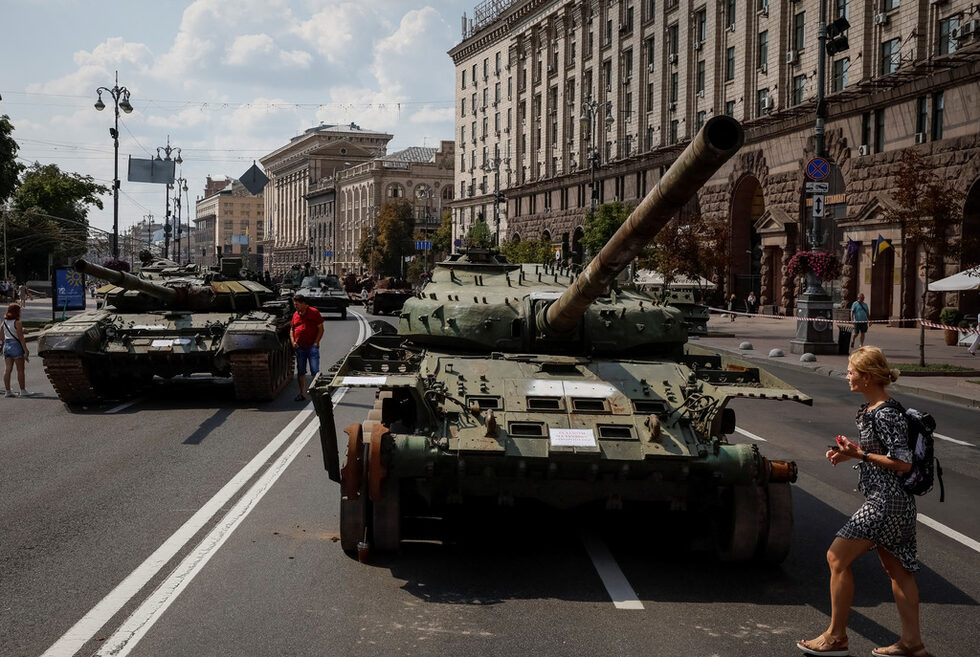 Фотогалерия: Украйна подреди унищожени руски танкове в центъра на Киев