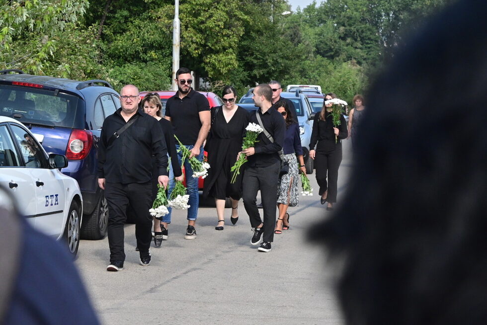 Бившият пиар на кабинета "Борисов 3" Любомир Методиев (вляво). Той бе уволнен през август 2018 г., след като удари ръката на журналистка по време на посещение на Борисов в Пловдивско. Преди това Методиев отговаря за връзките с медиите в пресцентъра на ДПС и оглавява пресцентъра на Военномедицинска академия.