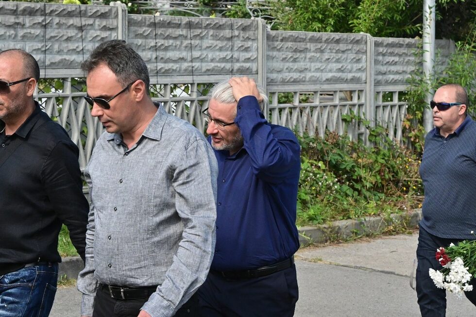 Политици почти не бяха забелязани. Изключение бе бившият депутат от БСП Жельо Бойчев (в сиво).