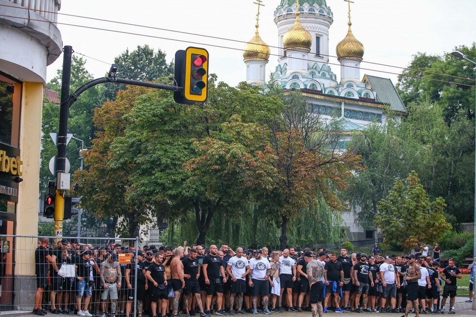 Феновете на "Айнтрахт" пък се събраха около езерото Ариана, откъдето ще влязат на стадиона. Според <a href="https://www.dnevnik.bg/bulgaria/2023/08/24/4521141_zasileno_policeisko_prisustvie_shte_ima_dnes_okolo/" target="_blank">Столична дирекция на вътрешните работи (СДВР)</a> в София са дошли около 2500 привърженици на германския тим.