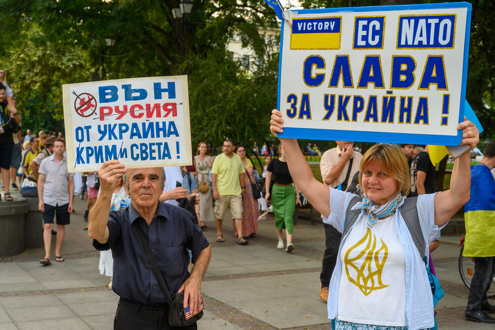 Днес от правителствената информационна служба съобщиха за "Дневник", че хуманитарната помощ, която България е изпратила за Украйна с решения на няколко правителства от началото на войната досега, е за 12.09 млн. лв.