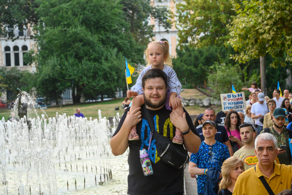 В шествието се включиха около 1000 души. То тръгна със скандирания "Благодарим", "Слава Украйна" и "Да живее България".