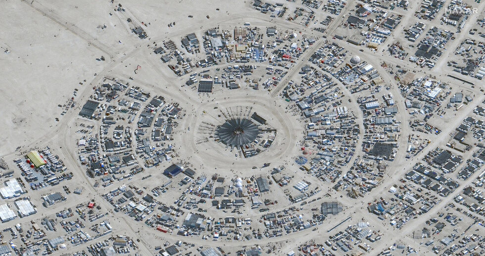 Сателитена снимка показва централния лагер по време на фестивала Burning Man през 2023 г. в пустинята Блек Рок, Невада.