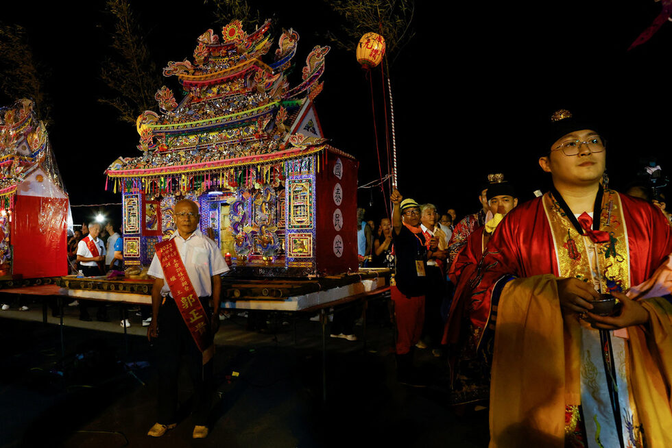 Поклонници участват във фестивала Hungry Ghost Festival в Кийлунг, Тайван.